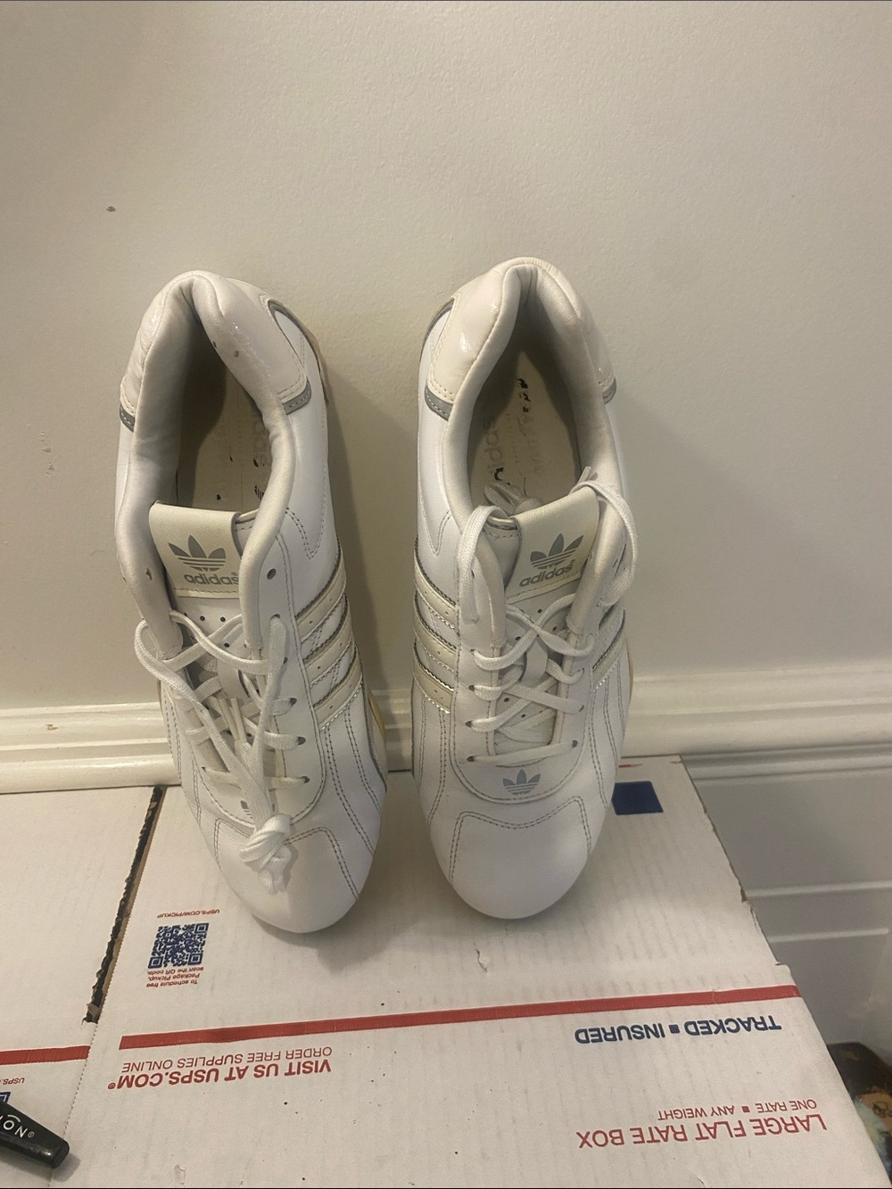 Adidas size 9.5 Sneakers good condition